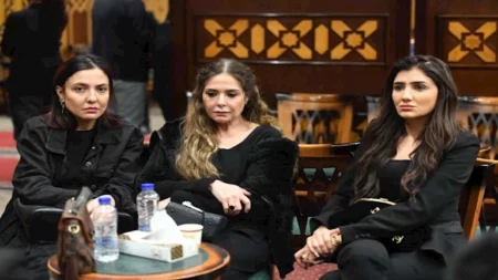 بالصور- مي عمر تقدم العزاء في والدة زوجة رامي صبري
