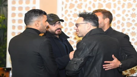 بالصور- أول ظهور لـ محمد سامي عقب اعتزاله الإخراج الدرامي في عزاء حماة رامي صبري