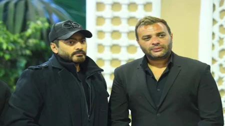 بالصور.. تامر حسني يقرأ الفاتحة بجوار رامي صبري في عزاء "حماته"
