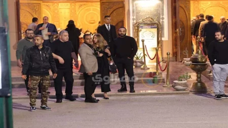 خالد يوسف وليلى علوي.. توافد نجوم الفن على عزاء سليمان عيد في الشيخ زايد