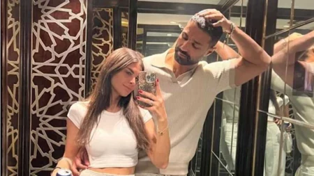 كريم فهمي يشارك جمهوره صورة رومانسية مع زوجته دانيا البناوي