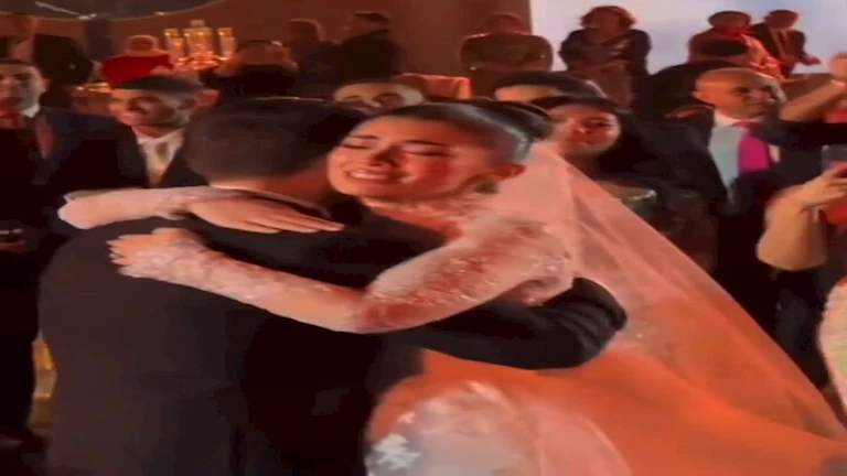 17 صورة .. بكاء ليلى زاهر أمام والدها بحفل زفافها 17 صورة .. بكاء ليلى زاهر أمام والدها بحفل زفافها