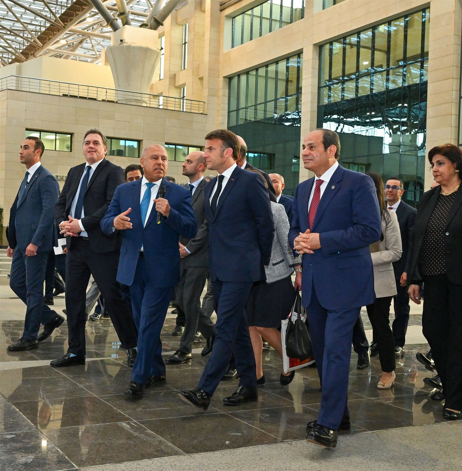 4 صور ترصد تفقد السيسي وماكرون محطة عدلي منصور التبادلية وركوب مترو الأنفاق 3 4 صور ترصد تفقد السيسي وماكرون محطة عدلي منصور التبادلية وركوب مترو الأنفاق