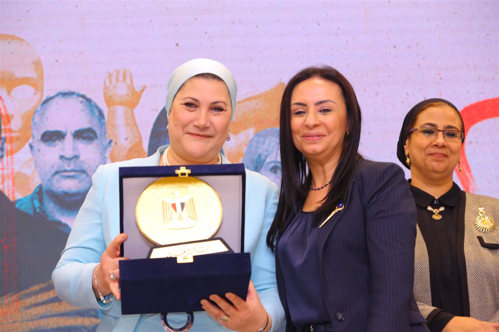 وزيرة التضامن تكرم نجوم وصناع مسلسل "لام شمسية" 53 وزيرة التضامن تكرم نجوم وصناع مسلسل "لام شمسية"