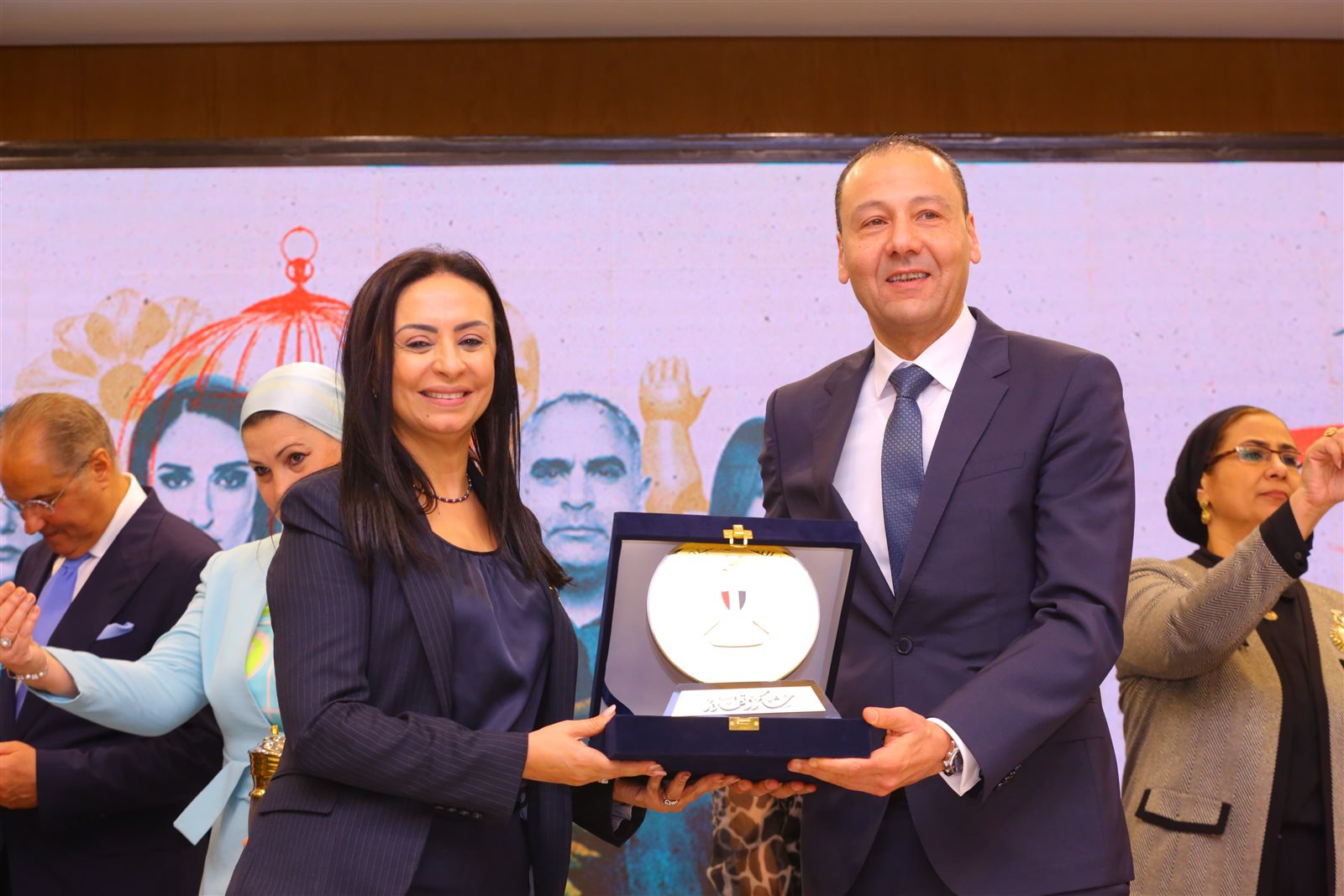 وزيرة التضامن تكرم نجوم وصناع مسلسل "لام شمسية" 41 وزيرة التضامن تكرم نجوم وصناع مسلسل "لام شمسية"