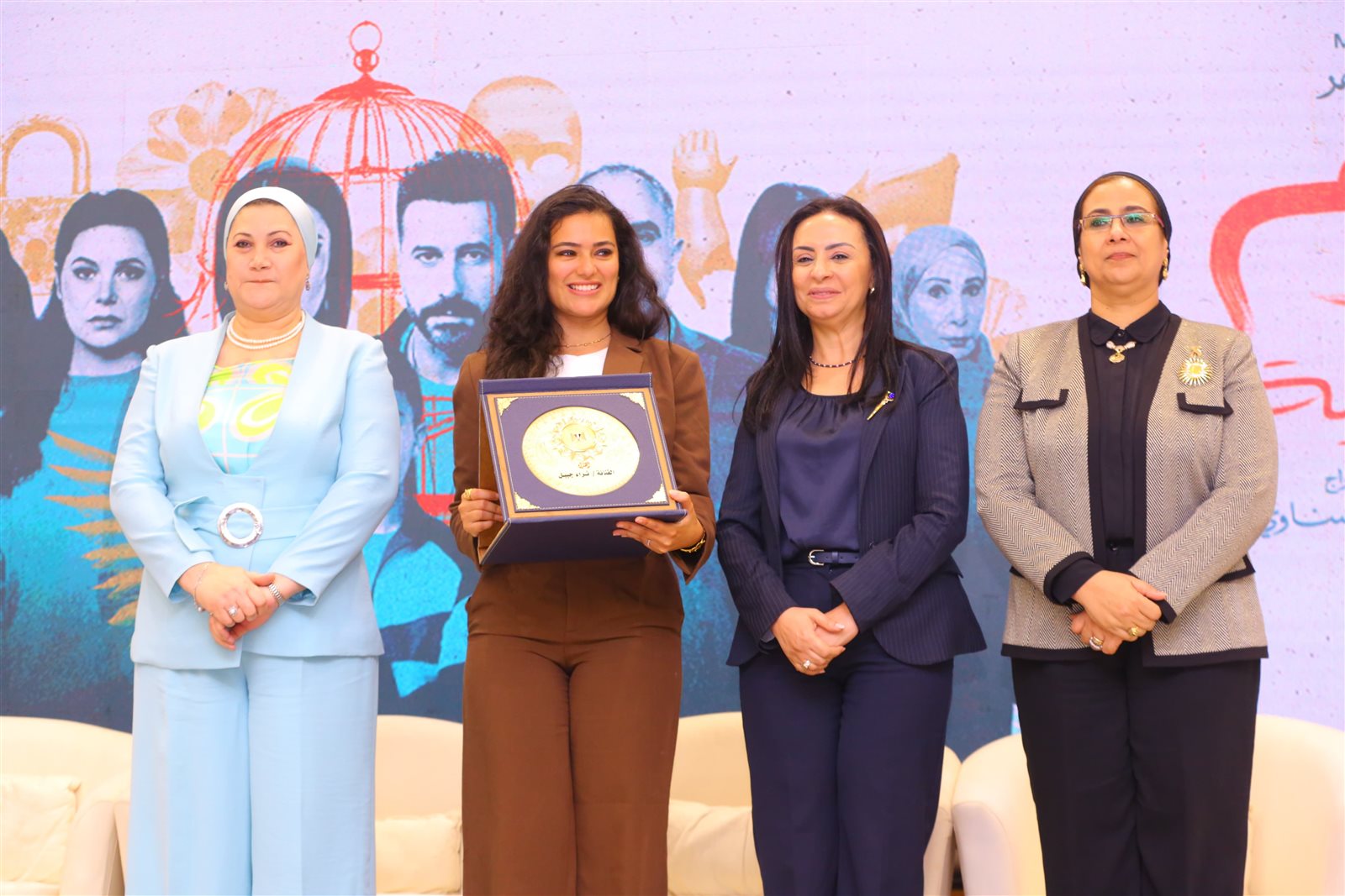 وزيرة التضامن تكرم نجوم وصناع مسلسل "لام شمسية" 44 وزيرة التضامن تكرم نجوم وصناع مسلسل "لام شمسية"