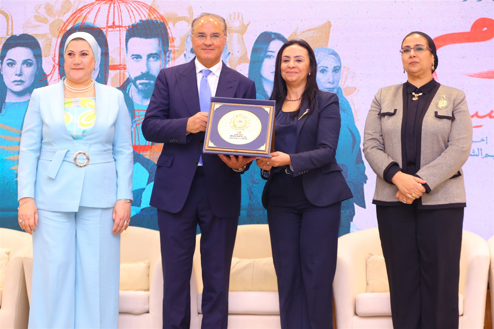وزيرة التضامن تكرم نجوم وصناع مسلسل "لام شمسية" 50 وزيرة التضامن تكرم نجوم وصناع مسلسل "لام شمسية"