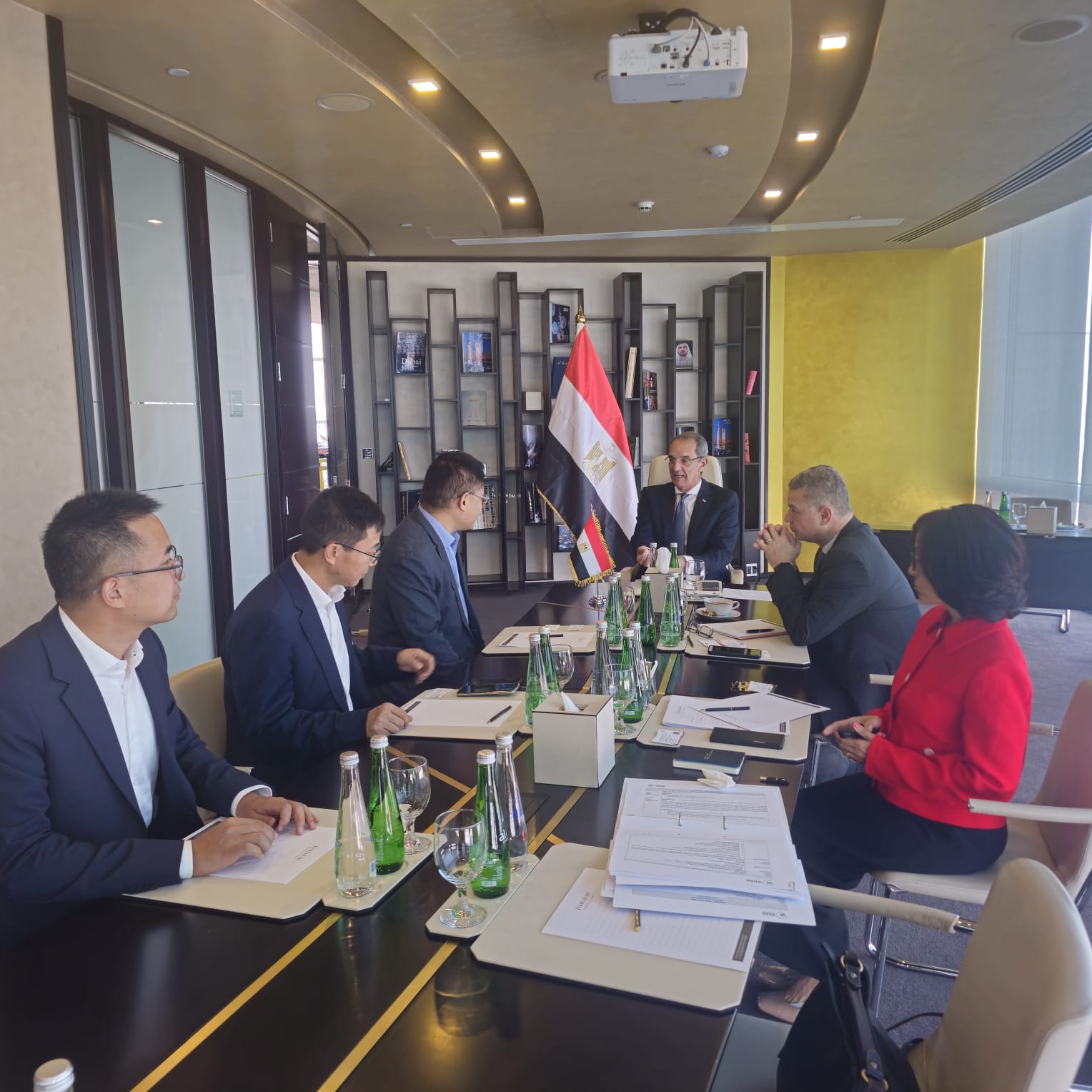 وزير الاتصالات يعقد مباحثات بدبي مع مسؤولين دوليين لبحث فرص الاستثمار 1 وزير الاتصالات يعقد مباحثات بدبي مع مسؤولين دوليين لبحث فرص الاستثمار