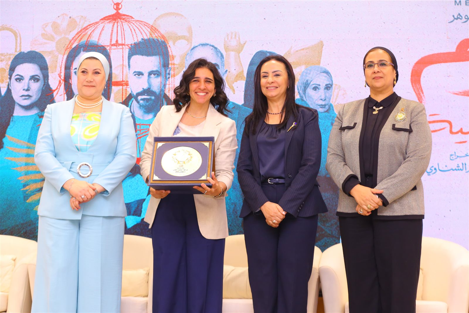 وزيرة التضامن تكرم نجوم وصناع مسلسل "لام شمسية" 7 وزيرة التضامن تكرم نجوم وصناع مسلسل "لام شمسية"