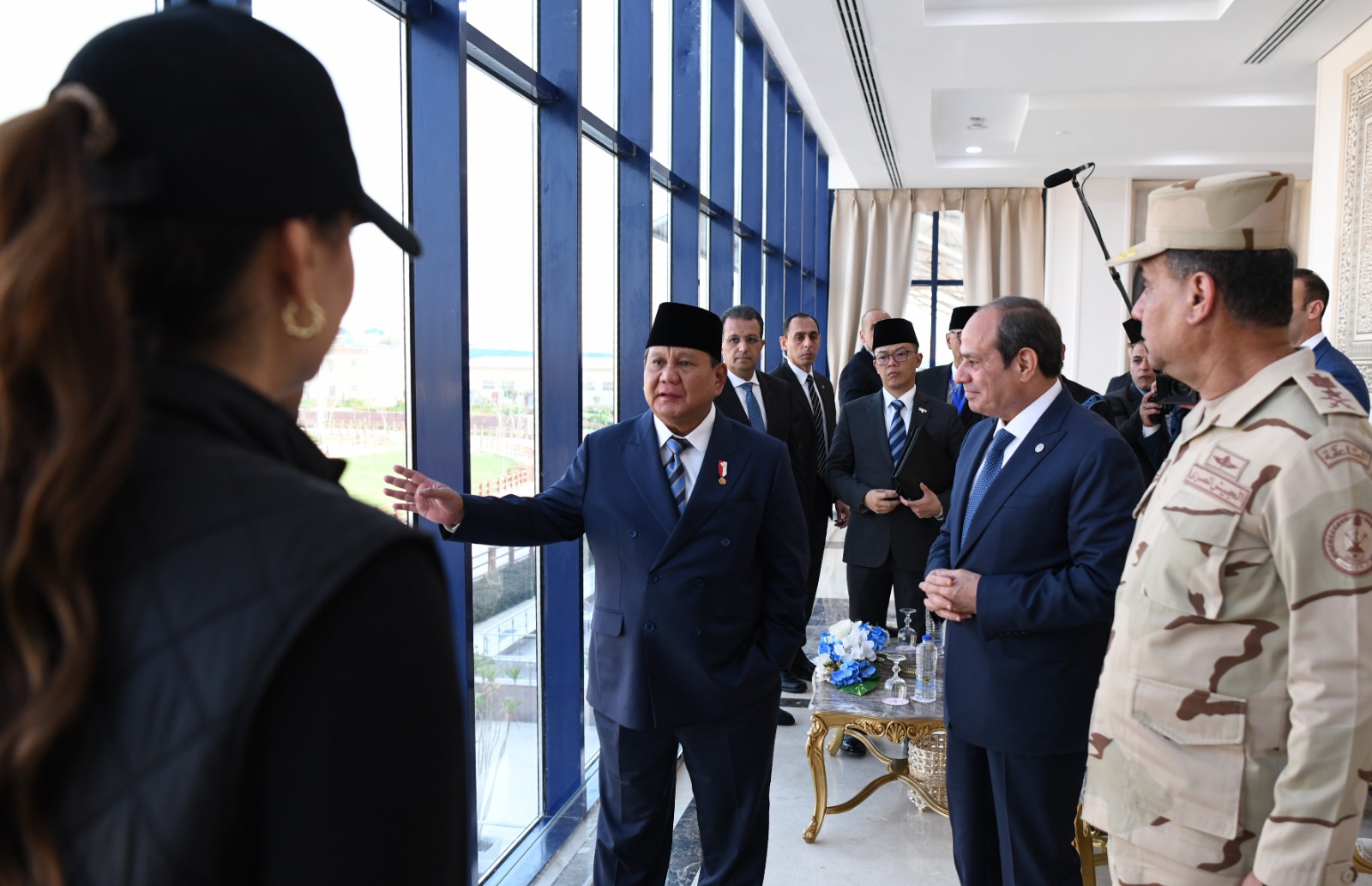 السيسي يعقد مباحثات مع الرئيس الإندونيسي ويصطحبه إلى الأكاديمية العسكرية.. فيديو وصور 19 السيسي يعقد مباحثات مع الرئيس الإندونيسي ويصطحبه إلى الأكاديمية العسكرية.. فيديو وصور