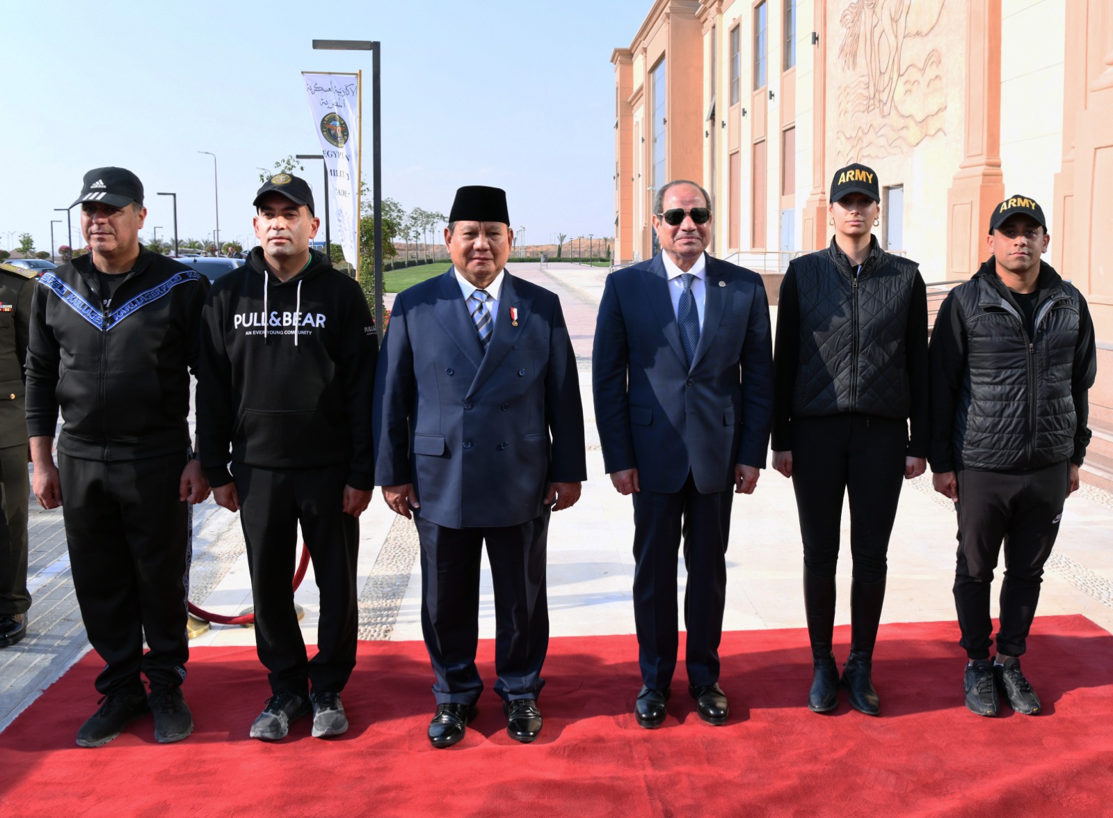 السيسي يعقد مباحثات مع الرئيس الإندونيسي ويصطحبه إلى الأكاديمية العسكرية.. فيديو وصور 16 السيسي يعقد مباحثات مع الرئيس الإندونيسي ويصطحبه إلى الأكاديمية العسكرية.. فيديو وصور