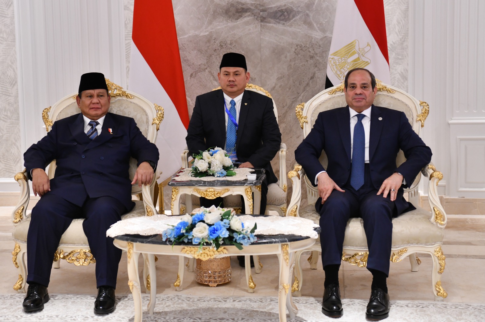 السيسي يعقد مباحثات مع الرئيس الإندونيسي ويصطحبه إلى الأكاديمية العسكرية.. فيديو وصور 20 السيسي يعقد مباحثات مع الرئيس الإندونيسي ويصطحبه إلى الأكاديمية العسكرية.. فيديو وصور