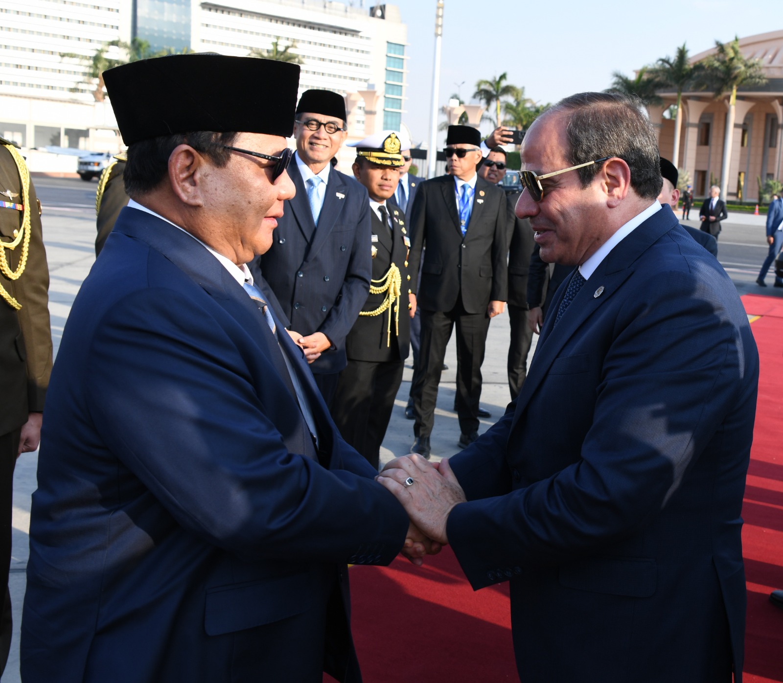 السيسي يعقد مباحثات مع الرئيس الإندونيسي ويصطحبه إلى الأكاديمية العسكرية.. فيديو وصور 24 السيسي يعقد مباحثات مع الرئيس الإندونيسي ويصطحبه إلى الأكاديمية العسكرية.. فيديو وصور
