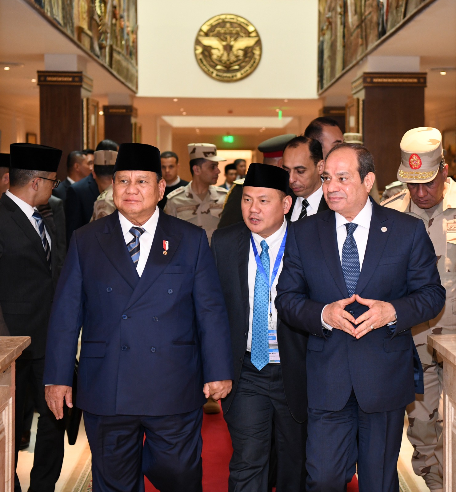 السيسي يعقد مباحثات مع الرئيس الإندونيسي ويصطحبه إلى الأكاديمية العسكرية.. فيديو وصور 18 السيسي يعقد مباحثات مع الرئيس الإندونيسي ويصطحبه إلى الأكاديمية العسكرية.. فيديو وصور