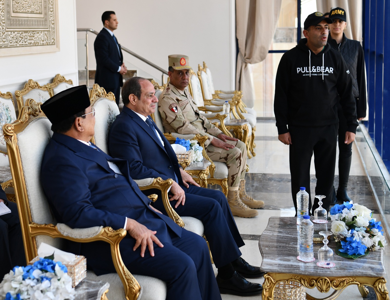 السيسي يعقد مباحثات مع الرئيس الإندونيسي ويصطحبه إلى الأكاديمية العسكرية.. فيديو وصور 17 السيسي يعقد مباحثات مع الرئيس الإندونيسي ويصطحبه إلى الأكاديمية العسكرية.. فيديو وصور