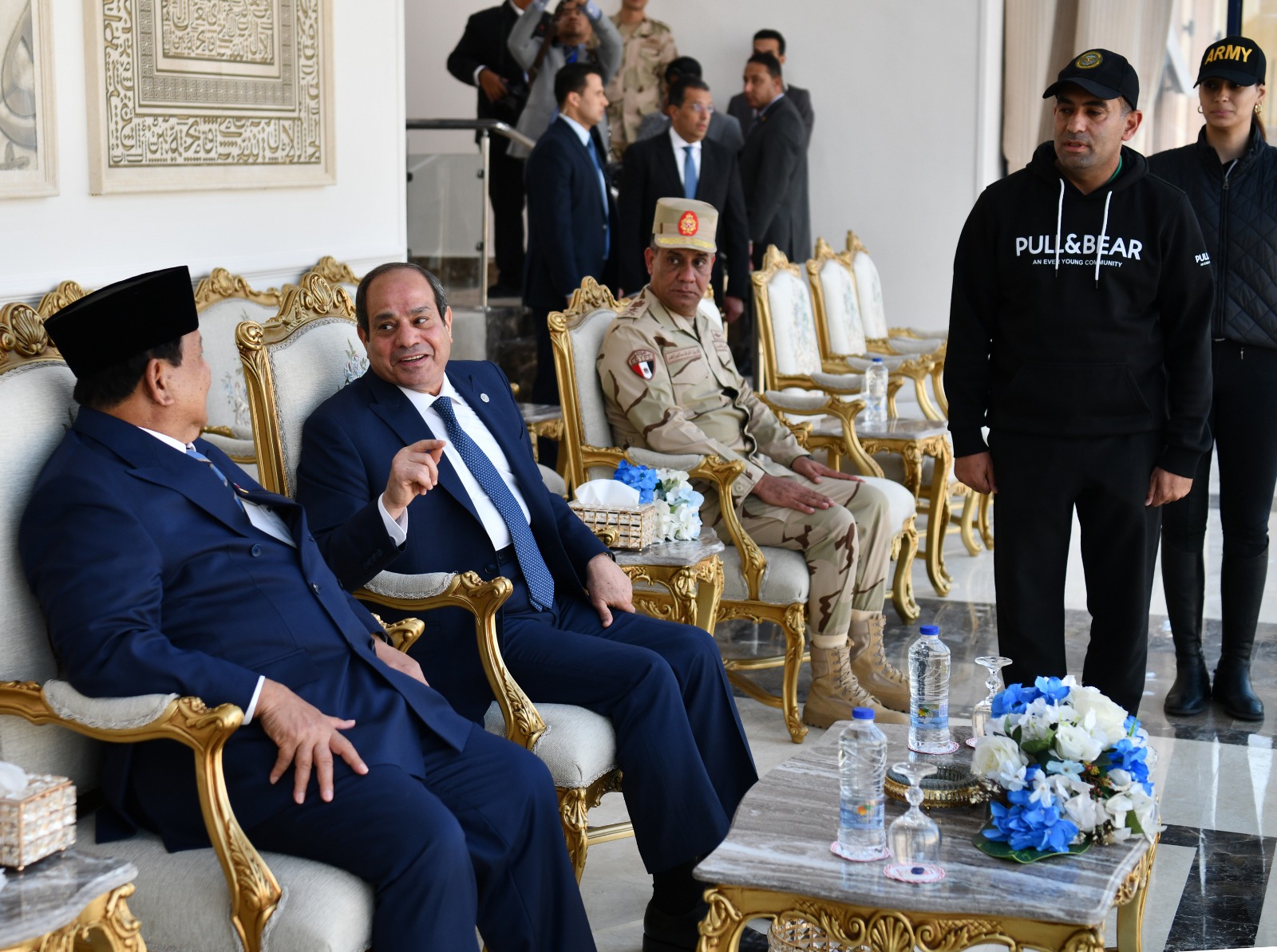 السيسي يعقد مباحثات مع الرئيس الإندونيسي ويصطحبه إلى الأكاديمية العسكرية.. فيديو وصور 21 السيسي يعقد مباحثات مع الرئيس الإندونيسي ويصطحبه إلى الأكاديمية العسكرية.. فيديو وصور