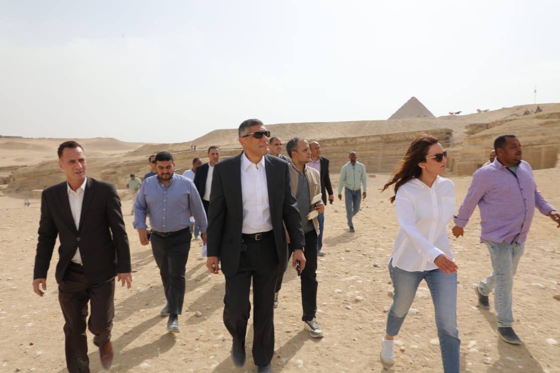 "النجار" يتابع التشغيل التجريبي لمشروع تطوير الخدمات بالمنطقة الأثرية لأهرامات الجيزة