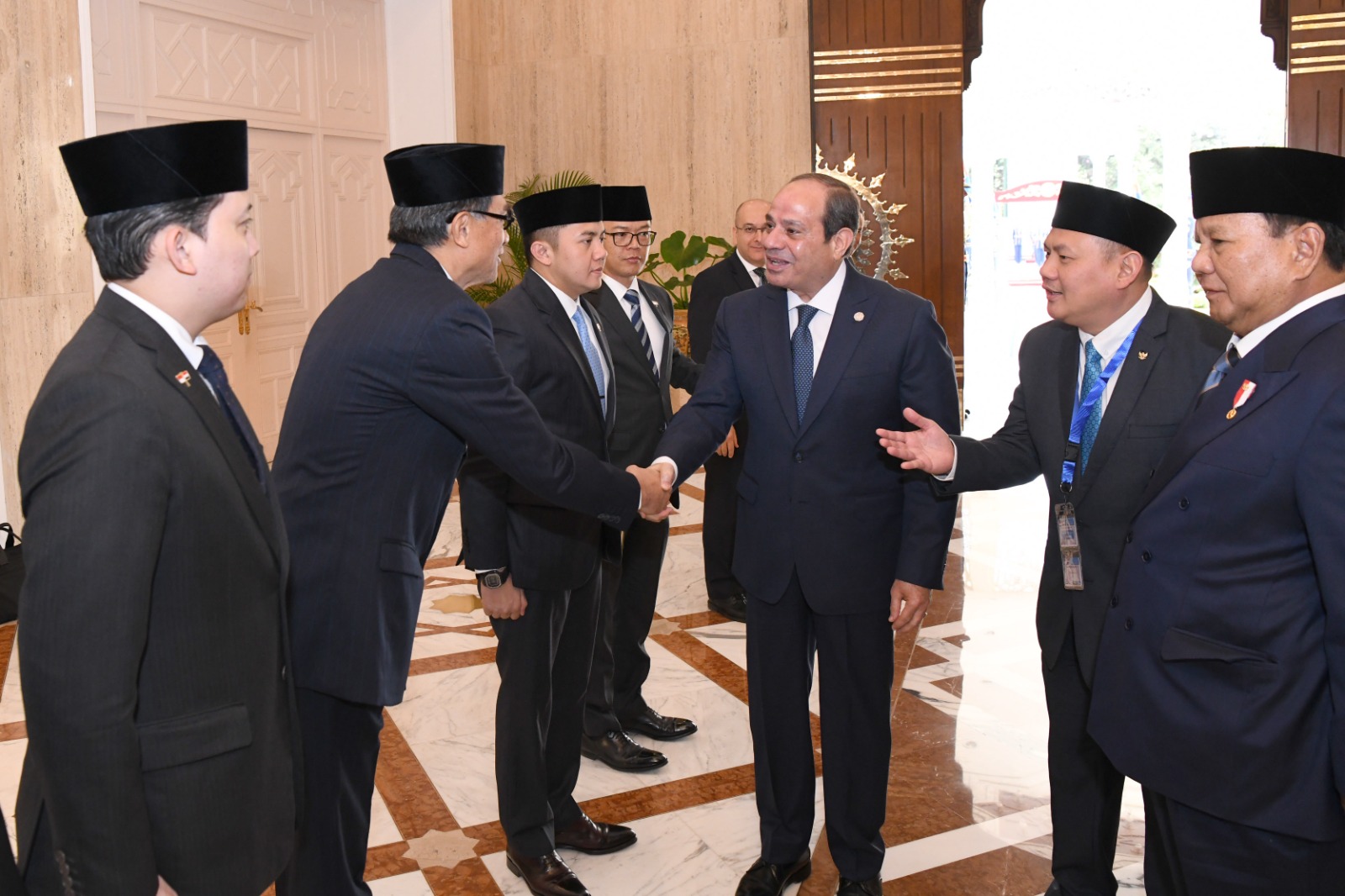 السيسي يعقد مباحثات مع الرئيس الإندونيسي ويصطحبه إلى الأكاديمية العسكرية.. فيديو وصور 7 السيسي يعقد مباحثات مع الرئيس الإندونيسي ويصطحبه إلى الأكاديمية العسكرية.. فيديو وصور
