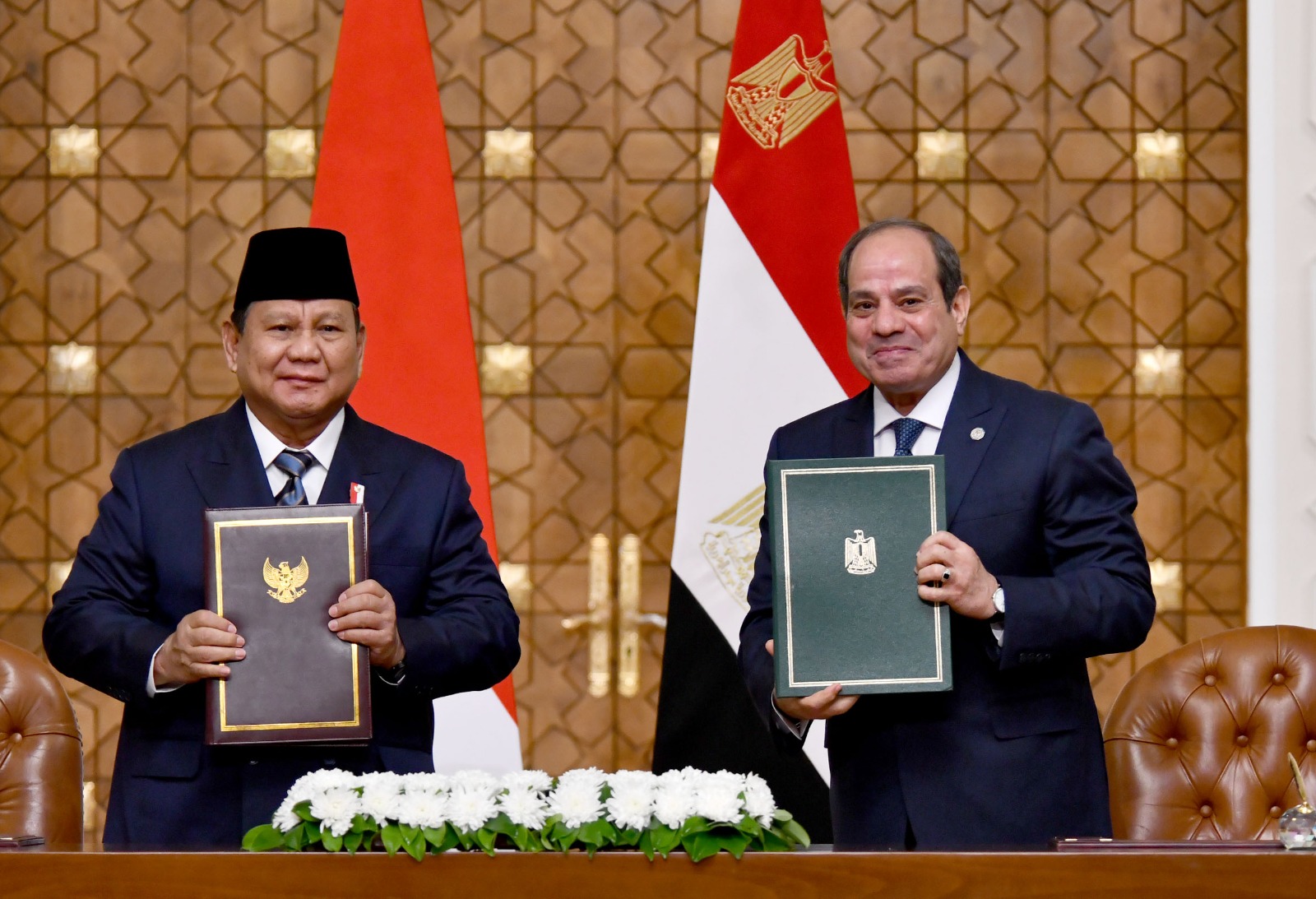 السيسي يعقد مباحثات مع الرئيس الإندونيسي ويصطحبه إلى الأكاديمية العسكرية.. فيديو وصور 2 السيسي يعقد مباحثات مع الرئيس الإندونيسي ويصطحبه إلى الأكاديمية العسكرية.. فيديو وصور