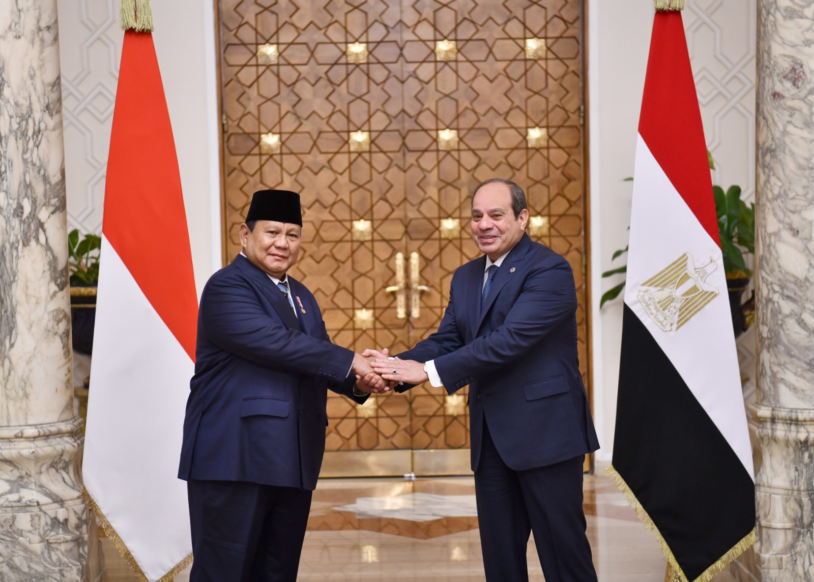 السيسي يعقد مباحثات مع الرئيس الإندونيسي ويصطحبه إلى الأكاديمية العسكرية.. فيديو وصور 11 السيسي يعقد مباحثات مع الرئيس الإندونيسي ويصطحبه إلى الأكاديمية العسكرية.. فيديو وصور