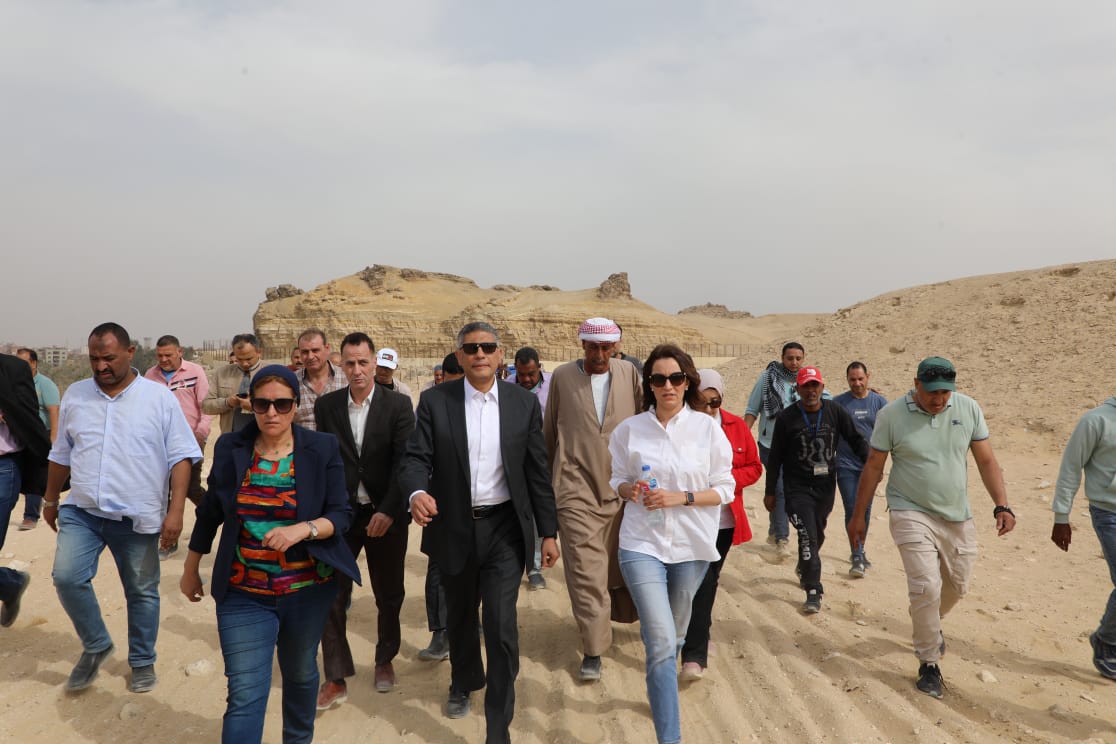 "النجار" يتابع التشغيل التجريبي لمشروع تطوير الخدمات بالمنطقة الأثرية لأهرامات الجيزة