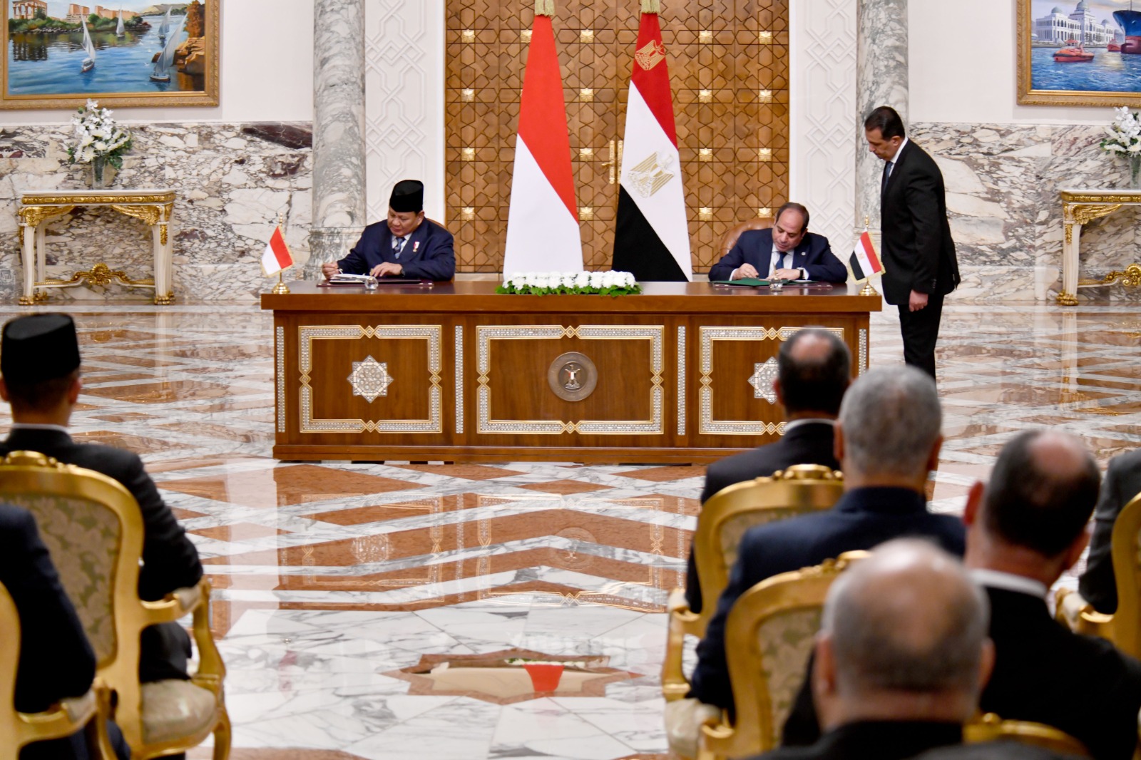 السيسي يعقد مباحثات مع الرئيس الإندونيسي ويصطحبه إلى الأكاديمية العسكرية.. فيديو وصور 3 السيسي يعقد مباحثات مع الرئيس الإندونيسي ويصطحبه إلى الأكاديمية العسكرية.. فيديو وصور