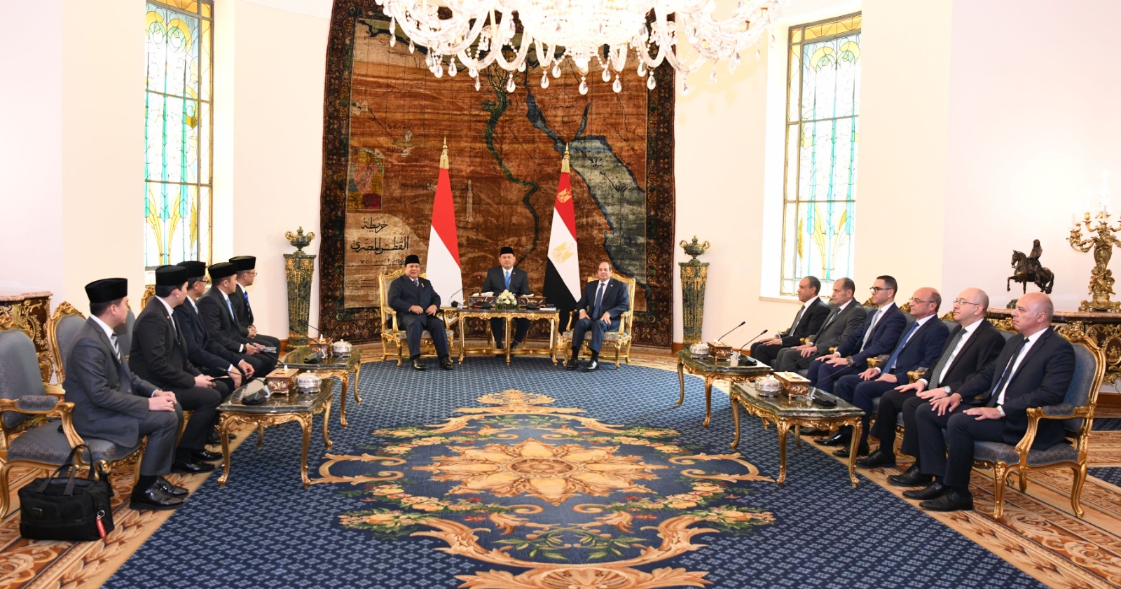 السيسي يعقد مباحثات مع الرئيس الإندونيسي ويصطحبه إلى الأكاديمية العسكرية.. فيديو وصور 15 السيسي يعقد مباحثات مع الرئيس الإندونيسي ويصطحبه إلى الأكاديمية العسكرية.. فيديو وصور