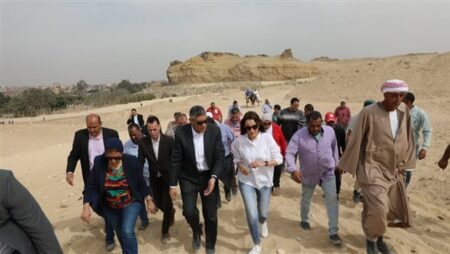 "النجار" يتابع التشغيل التجريبي لمشروع تطوير الخدمات بالمنطقة الأثرية لأهرامات الجيزة