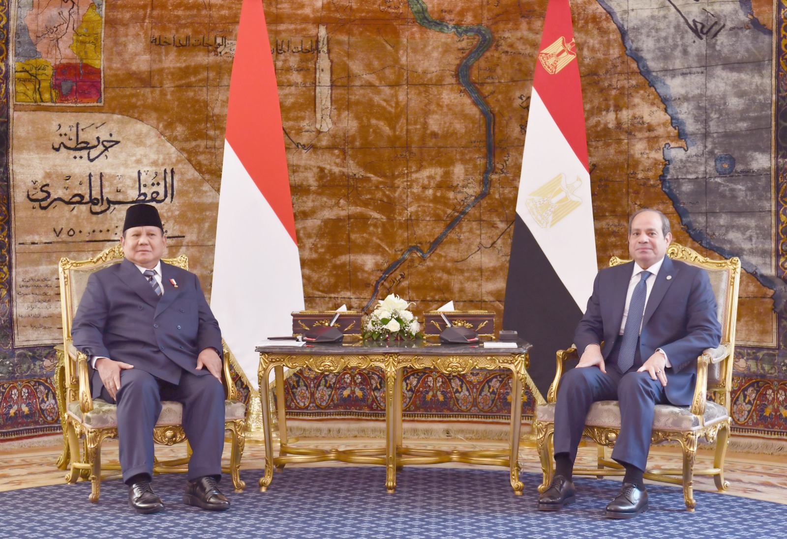 السيسي يعقد مباحثات مع الرئيس الإندونيسي ويصطحبه إلى الأكاديمية العسكرية.. فيديو وصور 12 السيسي يعقد مباحثات مع الرئيس الإندونيسي ويصطحبه إلى الأكاديمية العسكرية.. فيديو وصور