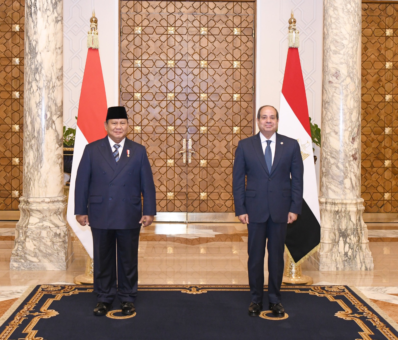 السيسي يعقد مباحثات مع الرئيس الإندونيسي ويصطحبه إلى الأكاديمية العسكرية.. فيديو وصور 10 السيسي يعقد مباحثات مع الرئيس الإندونيسي ويصطحبه إلى الأكاديمية العسكرية.. فيديو وصور