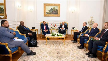 بدر عبد العاطي يستقبل وزير خارجية السودان على هامش المؤتمر الوزاري لعملية الخرطوم