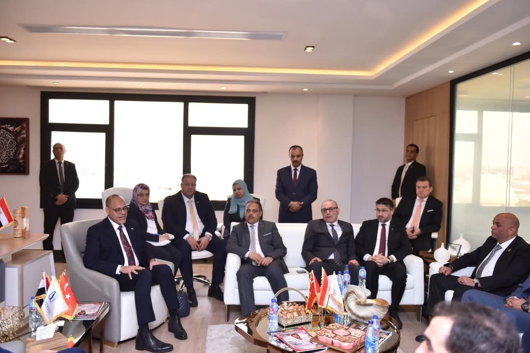 وزير العمل يصطحب نظيره التركي في زيارة إلى شركة "جيد تكستايل" بالعاشر من رمضان 2 وزير العمل يصطحب نظيره التركي في زيارة إلى شركة "جيد تكستايل" بالعاشر من رمضان