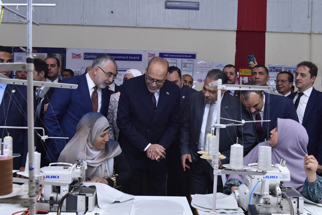 وزير العمل يصطحب نظيره التركي في زيارة إلى شركة "جيد تكستايل" بالعاشر من رمضان 15 وزير العمل يصطحب نظيره التركي في زيارة إلى شركة "جيد تكستايل" بالعاشر من رمضان