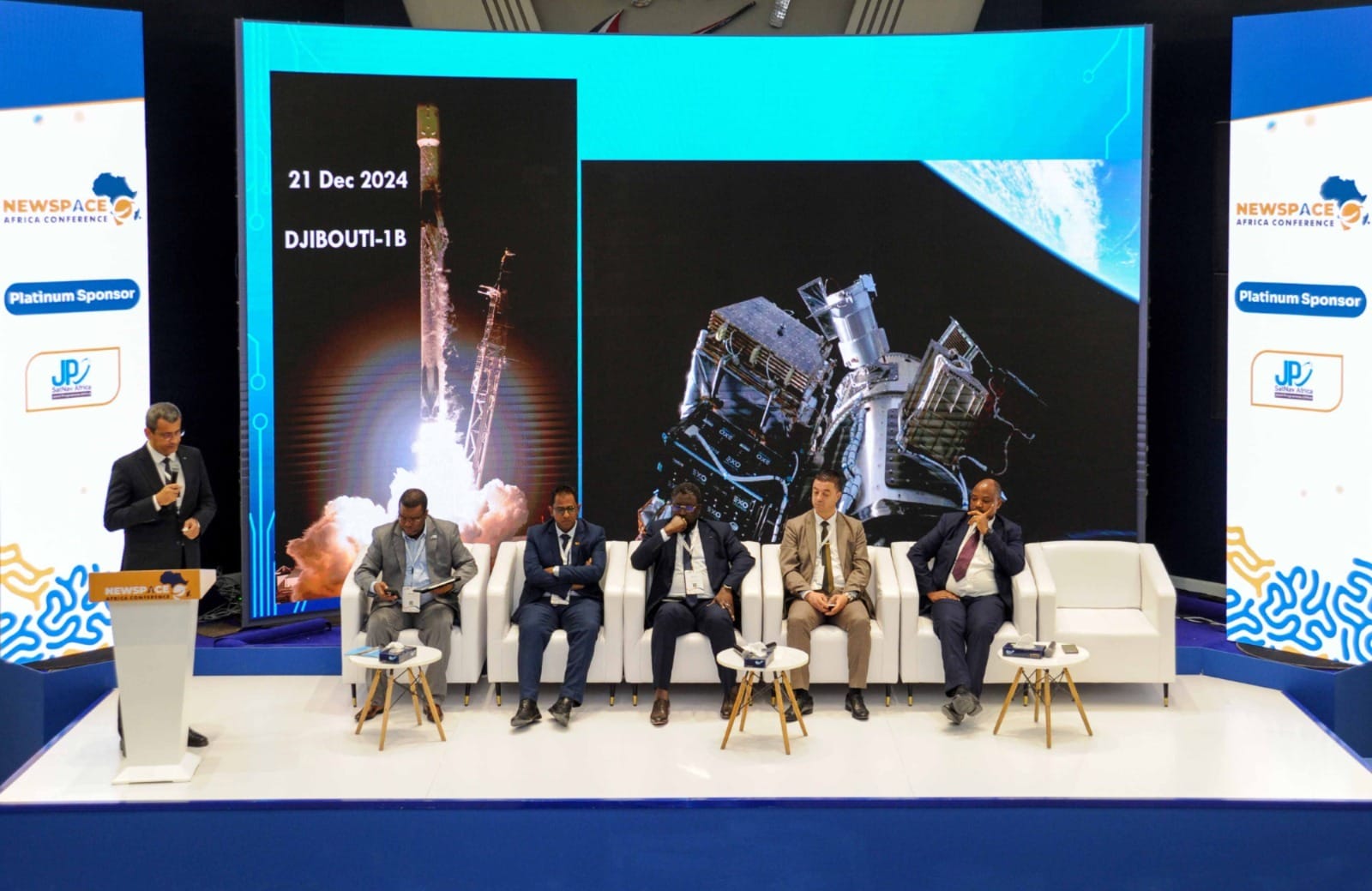 القاهرة تختتم مؤتمر نيوسبيس أفريقيا 2025 بإطلاق مرحلة جديدة من التعاون الفضائي القاري والدولي.. والتوصيات تطالب بدعم المشاريع الناشئة والابتكار في قطاع الفضاء 3 القاهرة تختتم مؤتمر نيوسبيس أفريقيا 2025 بإطلاق مرحلة جديدة من التعاون الفضائي القاري والدولي.. والتوصيات تطالب بدعم المشاريع الناشئة والابتكار في قطاع الفضاء
