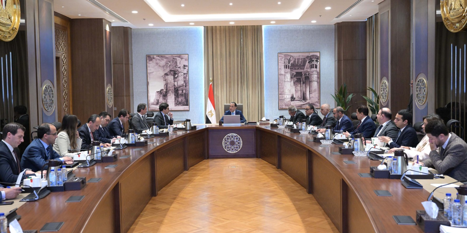 في أول اجتماعاتها.. رئيس الوزراء يلتقي أعضاء لجنة تحديات ومستقبل الإعلام والدراما المصرية.. مدبولى: الحكومة مُستعدة لتقديم الدعم المطلوب للأعمال الدرامية الهادفة 2 في أول اجتماعاتها.. رئيس الوزراء يلتقي أعضاء لجنة تحديات ومستقبل الإعلام والدراما المصرية.. مدبولى: الحكومة مُستعدة لتقديم الدعم المطلوب للأعمال الدرامية الهادفة