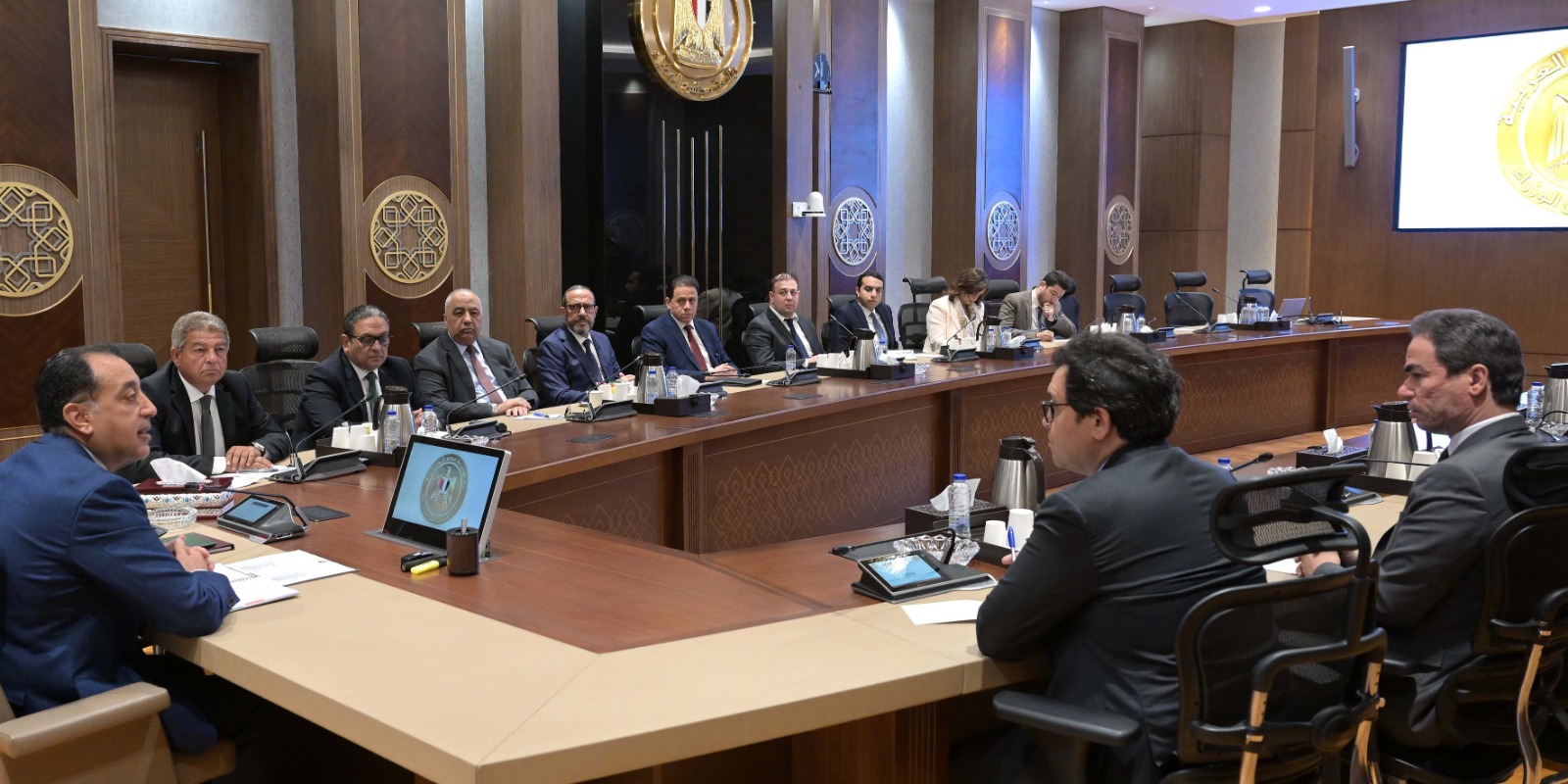 في أول اجتماعاتها.. رئيس الوزراء يلتقي أعضاء لجنة تحديات ومستقبل الإعلام والدراما المصرية.. مدبولى: الحكومة مُستعدة لتقديم الدعم المطلوب للأعمال الدرامية الهادفة 3 في أول اجتماعاتها.. رئيس الوزراء يلتقي أعضاء لجنة تحديات ومستقبل الإعلام والدراما المصرية.. مدبولى: الحكومة مُستعدة لتقديم الدعم المطلوب للأعمال الدرامية الهادفة