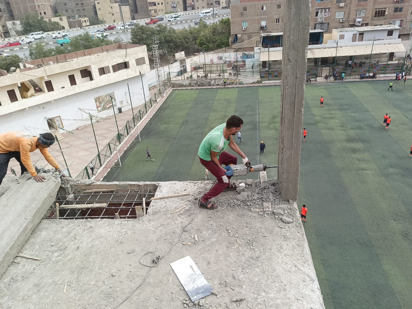 حملة إزالة مخالفات بناء تهدم أعمدة مخالفة بعقار في بشتيل 7 حملة إزالة مخالفات بناء تهدم أعمدة مخالفة بعقار في بشتيل