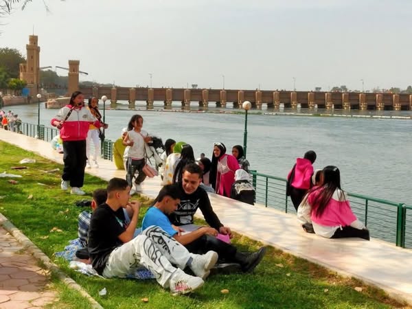 إقبال كبير على زيارة حدائق القناطر الخيرية و"الثقافي الإفريقي" بأسوان خلال عيد الفطر.. صور 2 إقبال كبير على زيارة حدائق القناطر الخيرية و"الثقافي الإفريقي" بأسوان خلال عيد الفطر.. صور