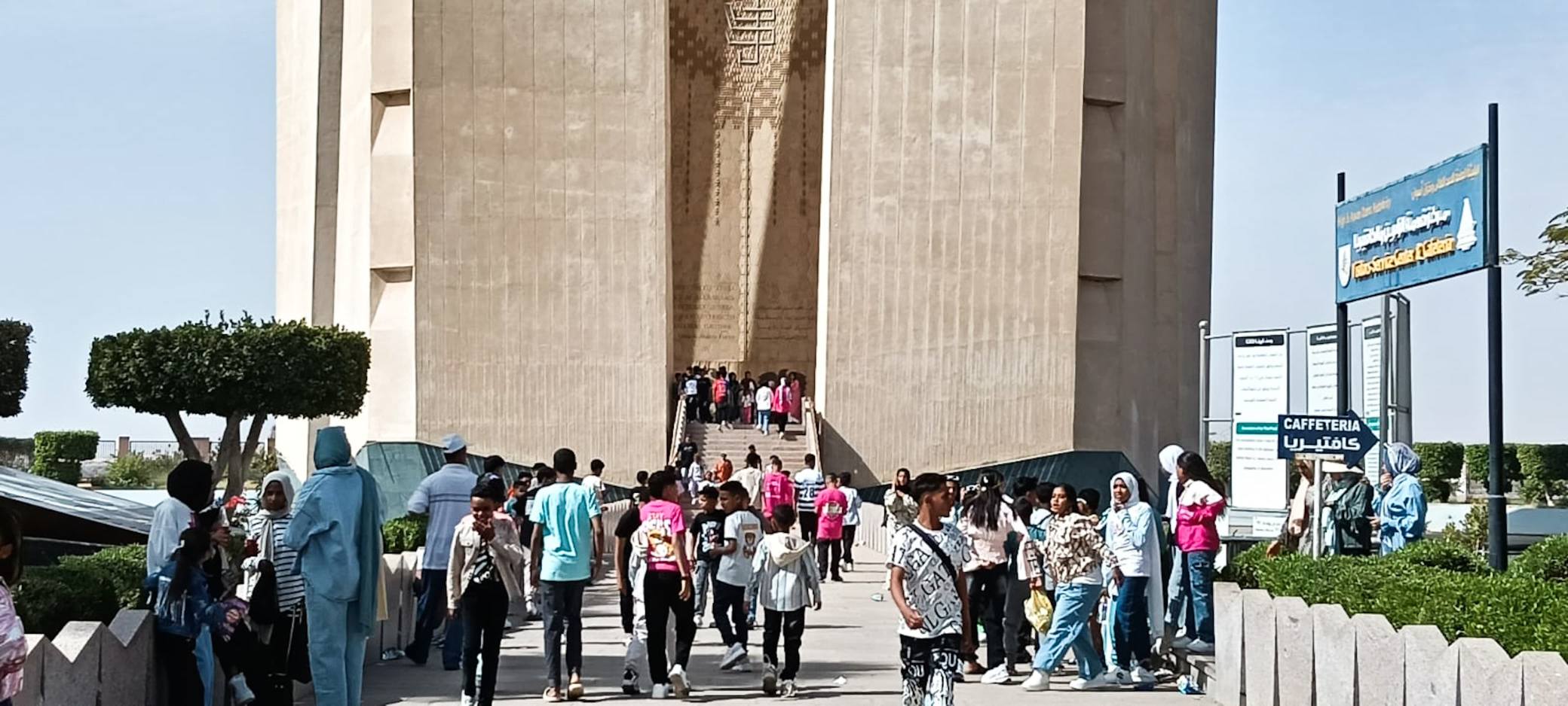 إقبال كبير على زيارة حدائق القناطر الخيرية و"الثقافي الإفريقي" بأسوان خلال عيد الفطر.. صور 8 قد تكون صورة ١١ شخصًا ونصب تذكاري