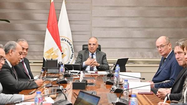 وزير الري يلتقي نائب رئيس بنك التنمية والإعمار الأوروبي لبحث سبل التعاون 3 وزير الري يلتقي نائب رئيس بنك التنمية والإعمار الأوروبي لبحث سبل التعاون