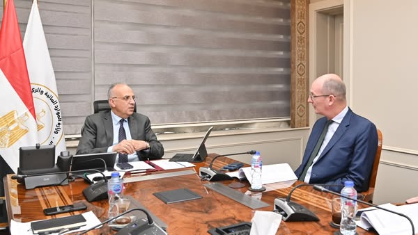 وزير الري يلتقي نائب رئيس بنك التنمية والإعمار الأوروبي لبحث سبل التعاون 1 وزير الري يلتقي نائب رئيس بنك التنمية والإعمار الأوروبي لبحث سبل التعاون