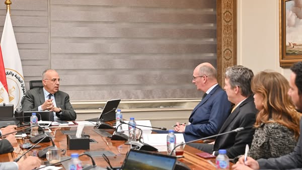 وزير الري يلتقي نائب رئيس بنك التنمية والإعمار الأوروبي لبحث سبل التعاون 2 وزير الري يلتقي نائب رئيس بنك التنمية والإعمار الأوروبي لبحث سبل التعاون