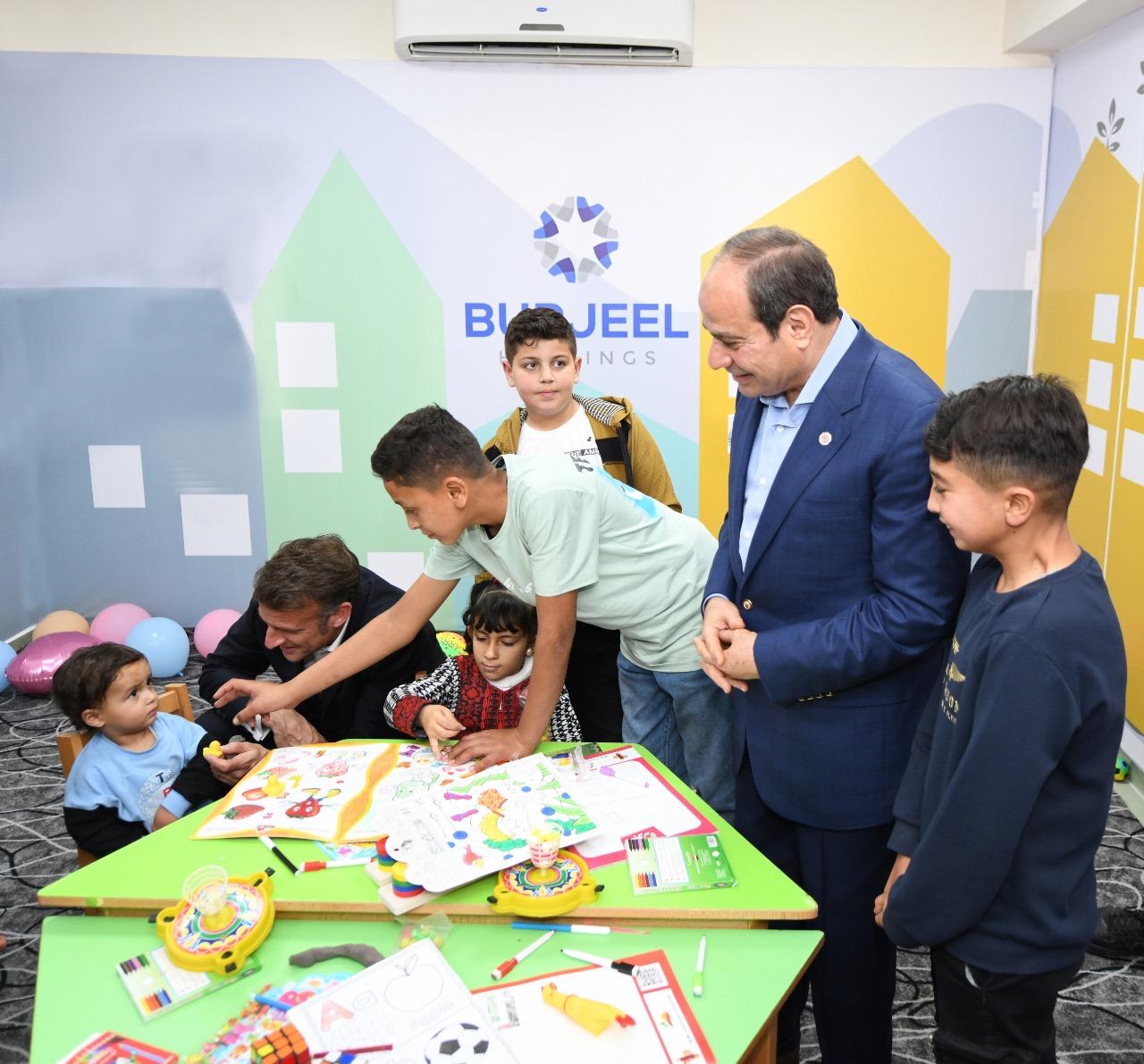 لقاء السيسي وماكرون مع المصابين الفلسطينيين بمستشفي العريش.. شاهد 2 لقاء السيسي وماكرون مع المصابين الفلسطينيين بمستشفي العريش.. شاهد