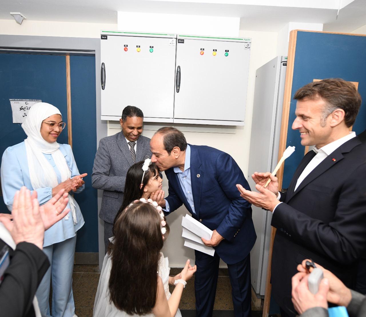لقاء السيسي وماكرون مع المصابين الفلسطينيين بمستشفي العريش.. شاهد 6 لقاء السيسي وماكرون مع المصابين الفلسطينيين بمستشفي العريش.. شاهد
