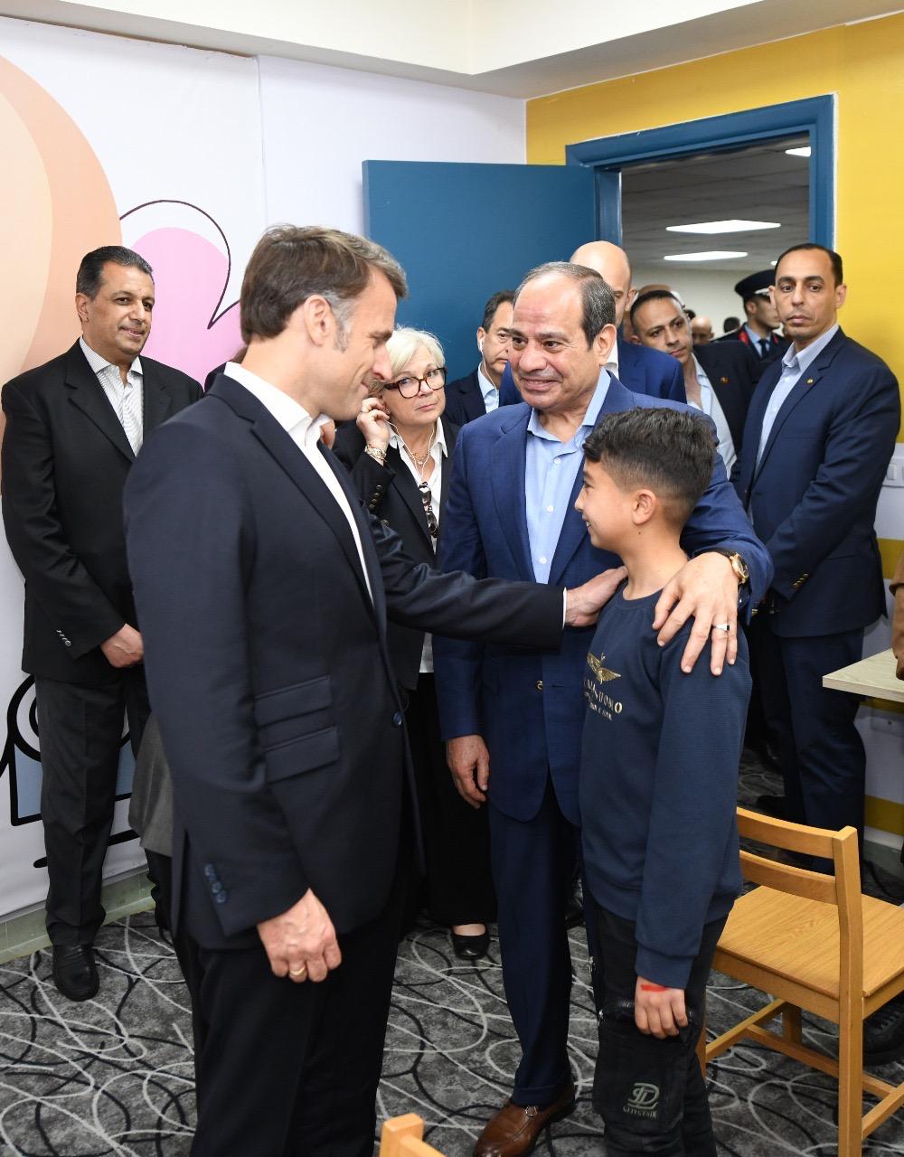 لقاء السيسي وماكرون مع المصابين الفلسطينيين بمستشفي العريش.. شاهد 10 لقاء السيسي وماكرون مع المصابين الفلسطينيين بمستشفي العريش.. شاهد