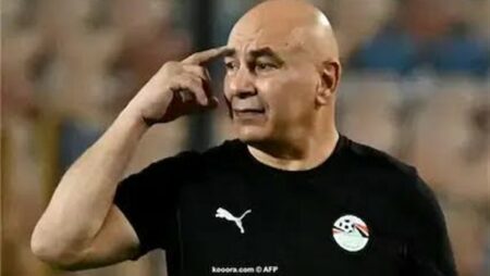 جهاز الفراعنة يتابع لاعبي الأهلي في مباراة صن داونز
