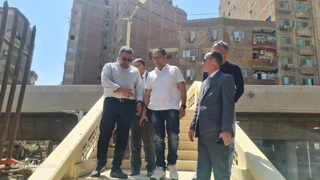 صور.. السكرتير المساعد يتفقد أعمال رفع كفاءة وصيانة كوبري المشاة بمزلقان الجيزة 6 صور.. السكرتير المساعد يتفقد أعمال رفع كفاءة وصيانة كوبري المشاة بمزلقان الجيزة
