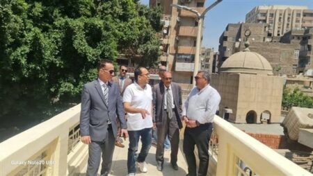 صور.. السكرتير المساعد يتفقد أعمال رفع كفاءة وصيانة كوبري المشاة بمزلقان الجيزة