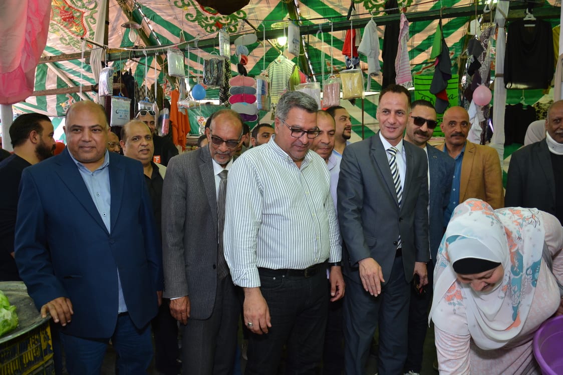 سكرتير محافظة الجيزة يتابع تشغيل سوق اليوم الواحد بالمنيرة الغربية 2 سكرتير محافظة الجيزة يتابع تشغيل سوق اليوم الواحد بالمنيرة الغربية