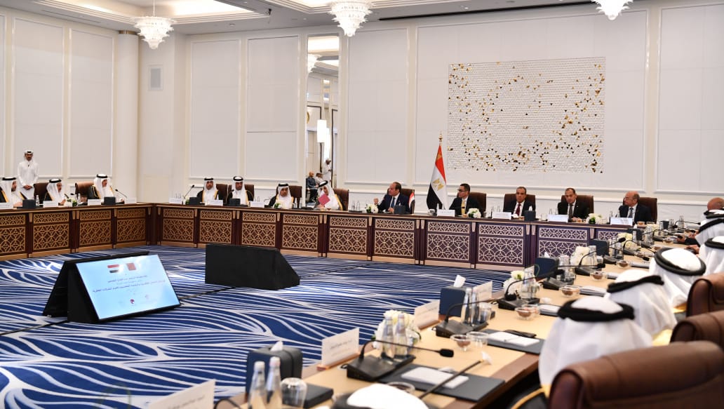 السيسي يدعو رجال الأعمال القطريين للاستثمار في مصر (فيديو وصور)